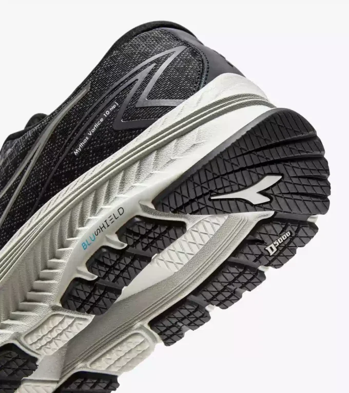 Mythos Blushield 10 Vortice Hip Chaussure de course avec détails réfléchissants – Amorti et protection Mythos Blushield 10 Vortice Hip Chaussure de course avec détails réfléchissants – Amorti et protection